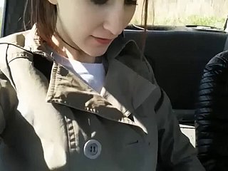 女の子は森の中に車の中でコックを吸います