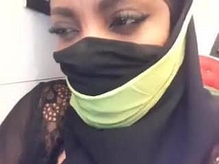 Mujer musulmana whisk increíbles tetas masturbarse