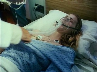 华丽的金发宝贝凯思琳·金蒙特铺设袒胸医院的病床上