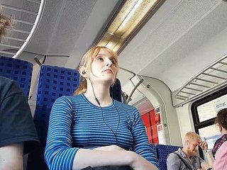 Ładna blondynka w pociągu