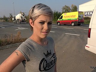 Hitchhiker Ruth rijdt een grote lul in een auto op weg naar huis