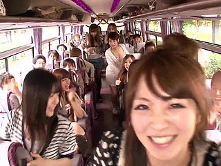Pesta gila dalam bas bergerak dengan ayam menghisap dan menunggang sluts Jepun