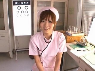 POV wideo japońskiej pielęgniarki Yuu Asakura przyjemności sztywnego kutasa