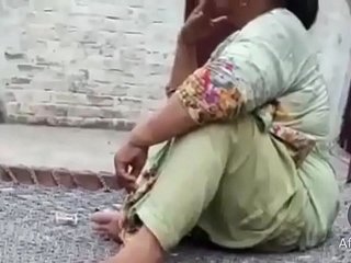 Desi chaude pakistanaise tante weed fumer