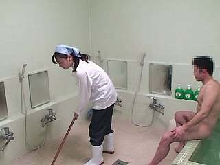 Japon temizlikçi kadın oldukça iyi bir köpek tarzı çarpıcı alır