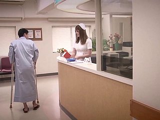 Adorable infirmière asiatique donne une pipe torcheuse dans une pousse bouchée