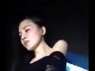 Tira a dança chinesa da menina no clube