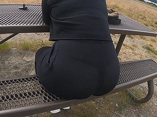 Public voir à travers le pantalon de yoga Big Booty Femme