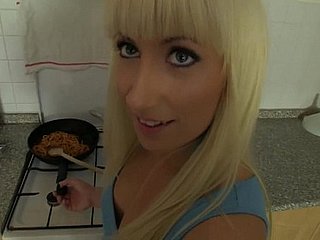 Selbst gemachter Sex an der Küche mit geiler tschechischer Freundin