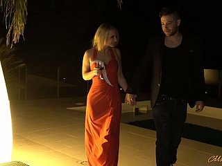 Sexe-affamé blonde jemma valentine a une quickie avec un étranger juste dans les escaliers