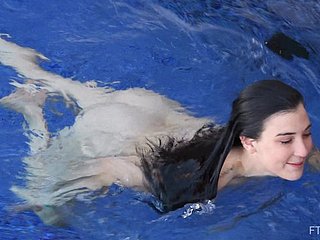 Dishearten adolescente layman morena Bella se desnuda y nadan desnudas