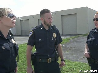 Dos mujeres de aloofness policía se jodan arrestaron a un tipo negro y lo hacen lamer twats