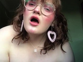 Britse BBW in glazen masturbeert op webcam