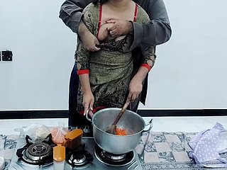 Pakistaanse dorpsvrouw geneukt all over de keuken tijdens het koken met heldere Hindi -audio