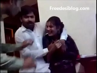 Dispirit niña y el niño pakistaníes desi disfrutan en Dispirit habitación del albergue