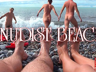 Nudist Shore - nacktes junges Paar am Beach, nacktes Teenagerpaar