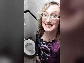 Kermis Assignment Op Tgirl Lisa Bercering di Toilet Pub Mengenakan Celana Kulit Merah