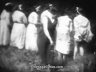 Geile Mademoiselles werden to Outback (Vintage der 1930er Jahre) verprügelt.