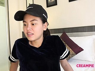 Thai Girl schneidet Biber und wird cremigiert