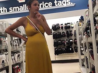 Jazmín embarazada de 26 años que muestra grandes tetas