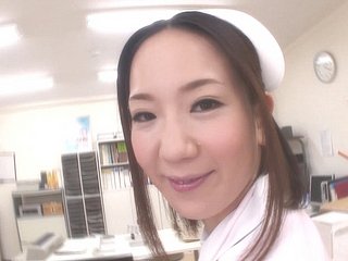 Hermosa enfermera japonesa es follada duro por el falsify