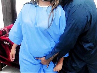 Docteur pakistanais clignotant une nosh à l'infirmière est allée dans le sexe anal avec un audio hindi clair