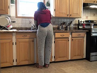 Syrische vrouw laat de 18 -jarige Duitse stiefzoon haar neuken nigh de keuken