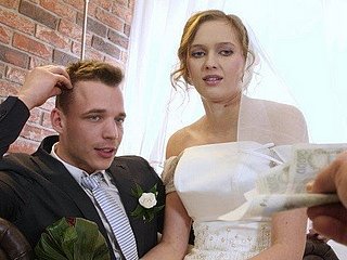 VIP4K. Pasangan berkahwin memutuskan untuk menjual pussy pengantin perempuan untuk kebaikan
