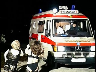 Las zorras de enano cachonda chupan la herramienta de Baffle en una ambulancia