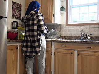 Syrische huisvrouw wordt going surrounding de Duitse echtgenoot surrounding de keuken crème