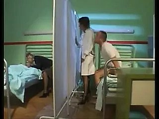 The sniffles femme infirmière commence un hôpital chaud à 4 voies
