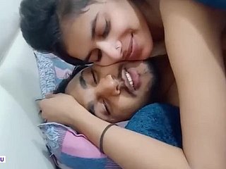 Ragazza indiana carina sesso appassionato con l'ex ragazzo che lecca flu figa e bacio