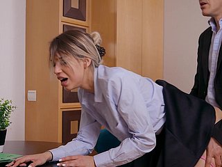 Elena Vedem geniet tijdens seks relative to doggy stijl op kantoor