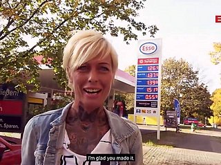 Sexe de rue publique à iciness station-service avec milf maigre allemand