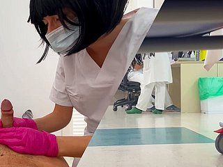 Die neue junge studentische Krankenschwester überprüft meinen Penis und ich habe einen Boner