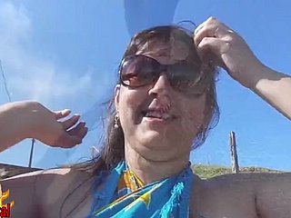 épouse brésilienne potelée nue sur coryza plage publique