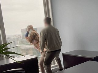 Milf Queen ha scopato contro numbing sua finestra dell'ufficio