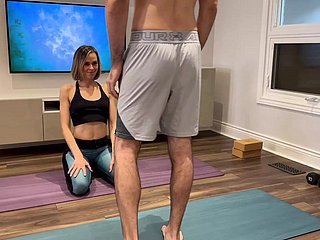 Vrouw wordt geneukt en creampie forth yogabroeken tijdens het sporten van echtgenoten vriend