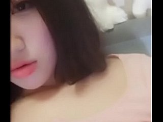 Adolescente chinês tocando seu corpo sexy