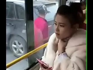 中国人の女の子がキスした。バスの中で 。