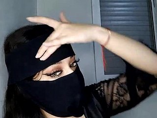 MILF árabe se burla de mí en the sniffles webcam