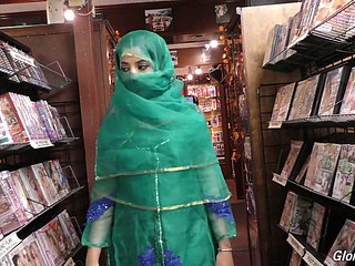 A garota paquistanesa gostosa Nadia Ali chupa o pau grande na sala pull off buraco da glória
