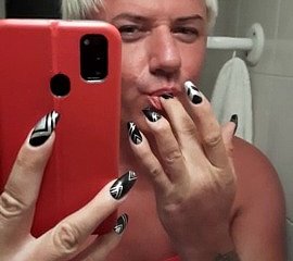 Sneezles bellissima trans Sonyastar si masturba nail-brush le unghie lunghe