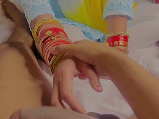 Indyjska adoptowana siostra dotyka mojego kutasa i po raz pierwszy ssie wideo POV