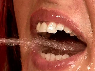 Wulpse pitch-dark cosset krijgt haar mond gevuld met plas na anaal neuken