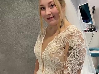 Russisch echtpaar kon het niet laten en neukte midden in een trouwjurk.