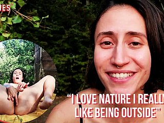 Ersties - Queer Braziliaans meisje stapt uit with respect to de natuur met vreemde voorwerpen