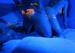 Hot Coddle ottiene un'incredibile vernice colorata UV sul corpo nudo Buon Halloween