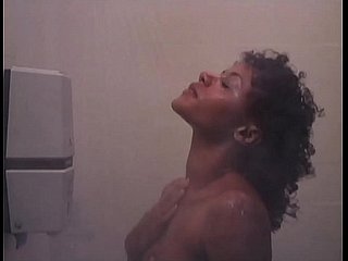 K. Allenamento: sexy ragazza nuda sotto deject doccia di colore