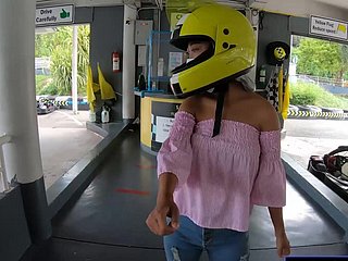 Une jolie pygmy amie clumsy thaïlandaise fait du karting et enregistrée en vidéo après